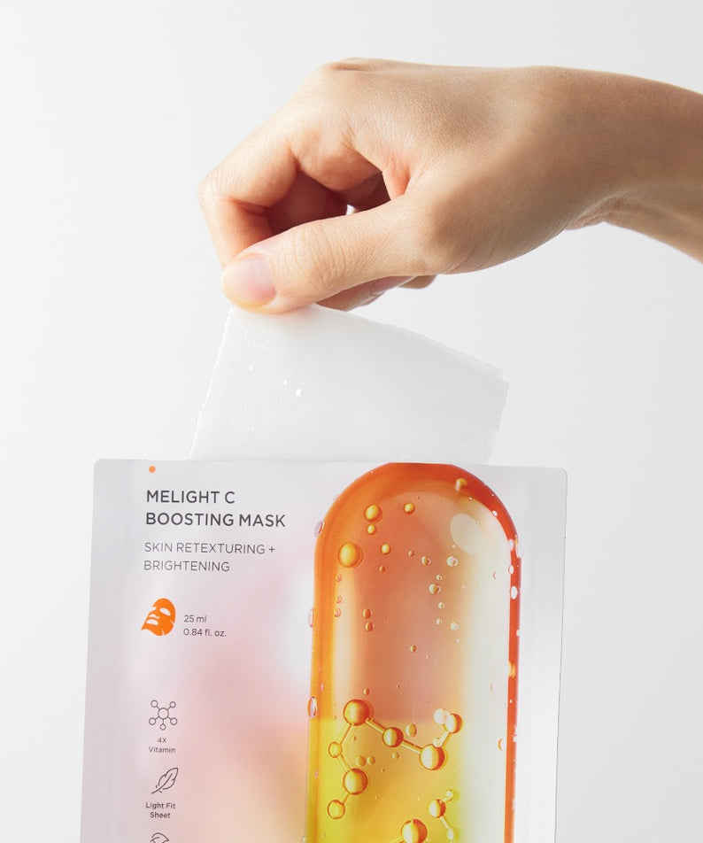 Masque BRTC Melight C Boosting Mask 10 Sheets pour éclat et renforcement de la peau, main tenant le produit visible.