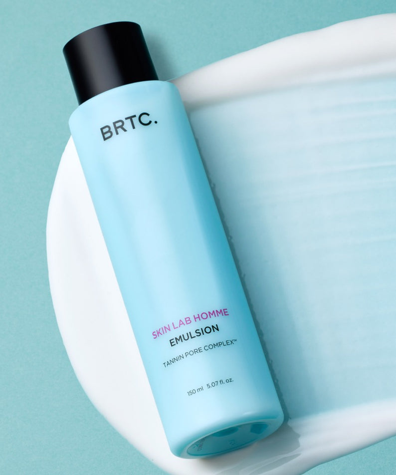Bouteille de BRTC Skin Lab Homme Series Emulsion 150ml sur fond bleu, produit de soin hydratant pour hommes.