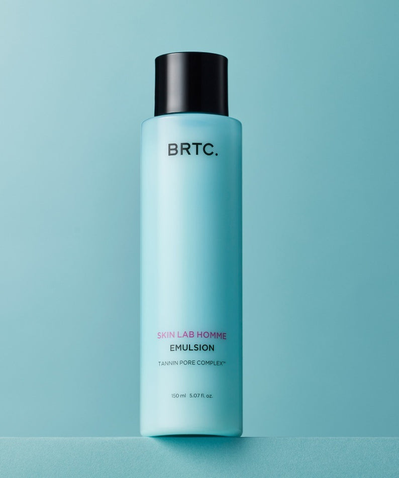 BRTC Skin Lab Homme Series Emulsion 150ml, soin hydratant pour homme, flacon sur fond bleu, visage et peau douce.