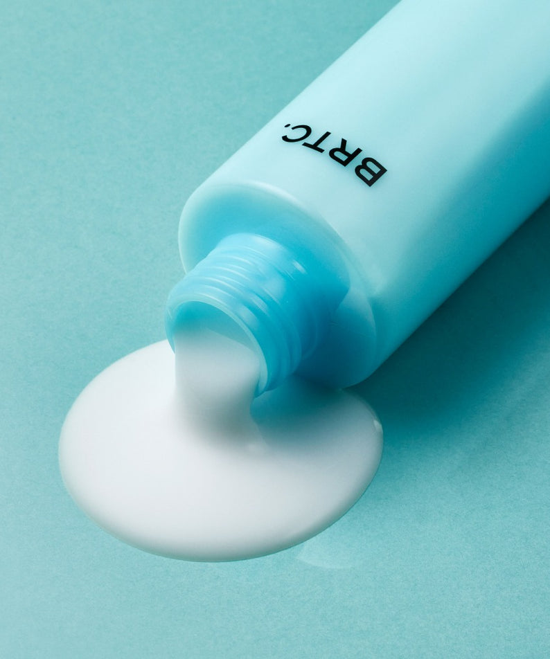 BRTC Skin Lab Homme Series Emulsion 150ml révélant sa texture crémeuse pour soin de la peau masculine sur fond bleu.