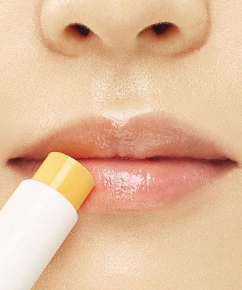 INNISFREE Canola Honey Lip Balm 3.5g : marque appliquée sur les lèvres, gros plan, style beauté.