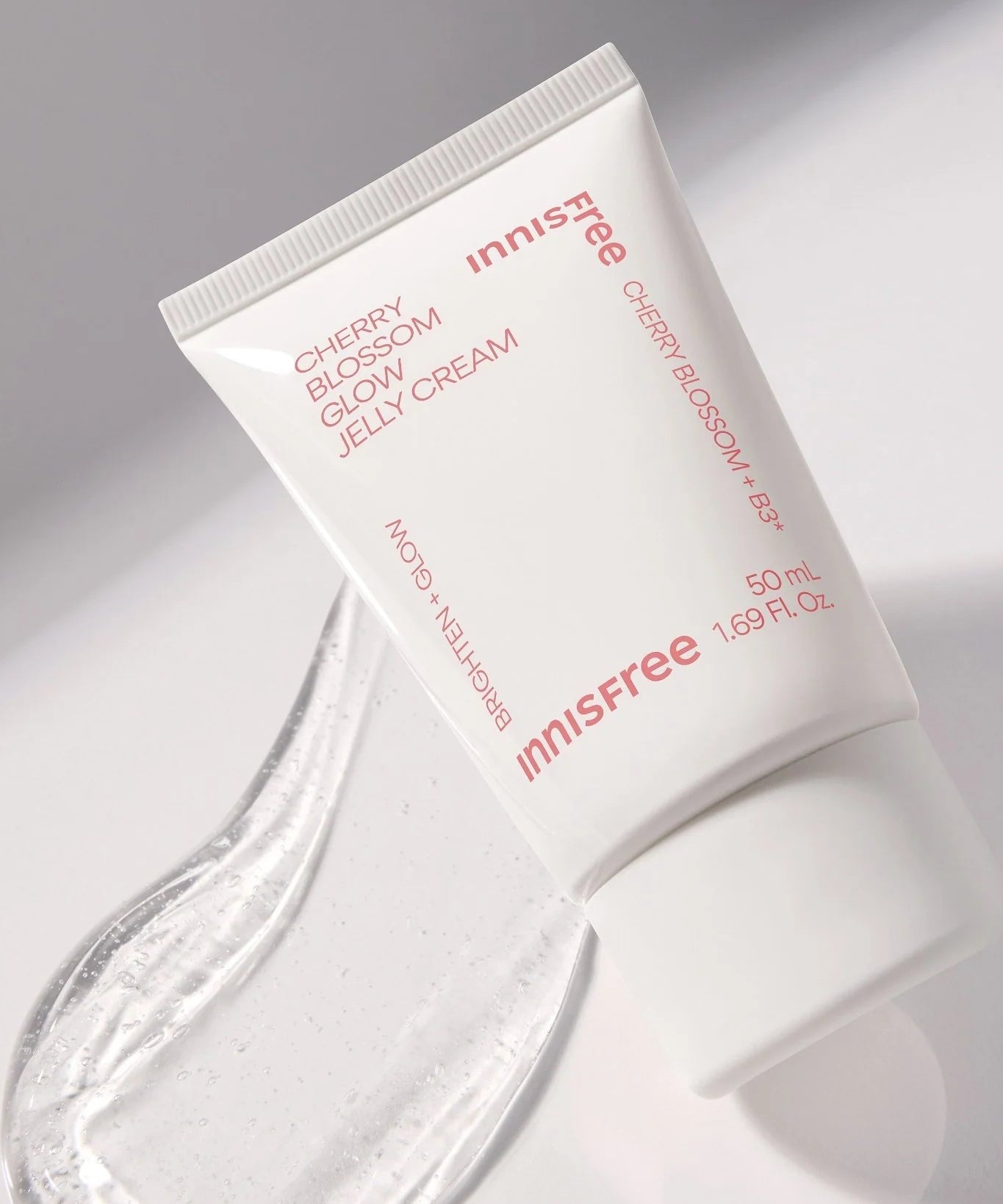 INNISFREE Cherry Blossom Glow Jelly Cream 50ml, tube blanc INNISFREE sur fond clair, texture gelée, contexte skincare