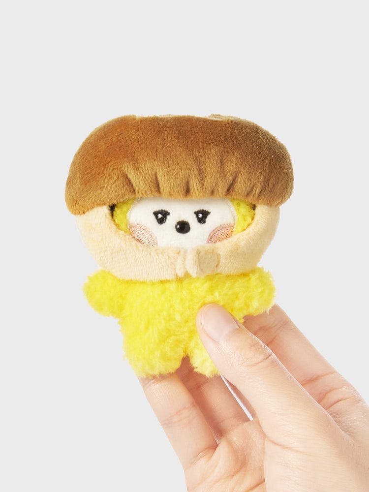 BT21 CHIMMY mini minini VEGGIE DOLL peluche chiot Jimin BTS, tenue en main sur fond clair, look minimaliste