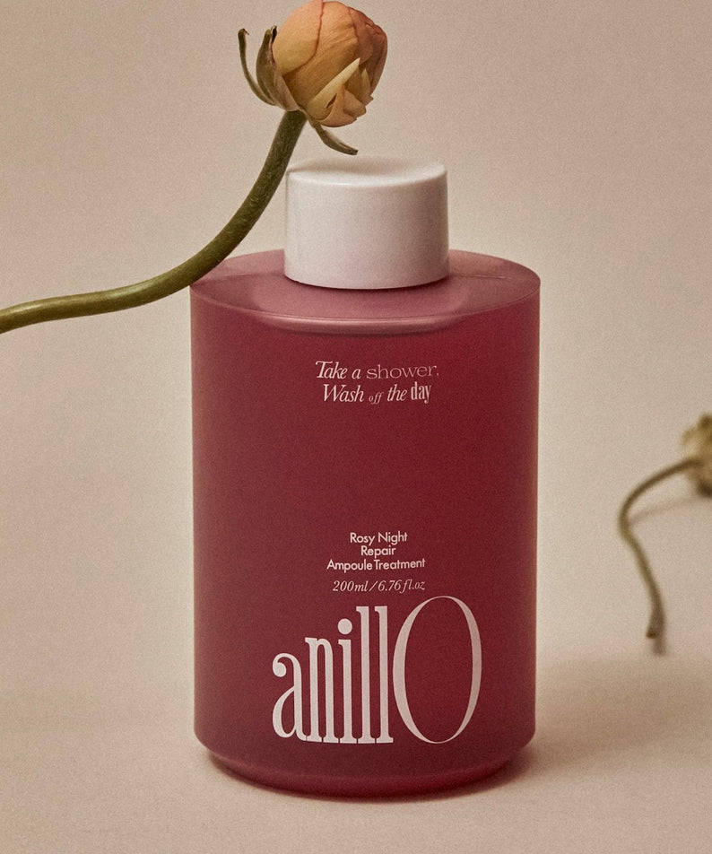 ANILLO Rosy Night Repair Ampoule Treatment 200ml, flacon rouge sur fond beige, rose en déco, soin visage nocturne