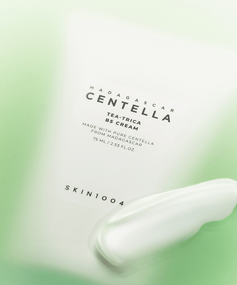 Crème SKIN1004 Madagascar Centella Tea-trica B5 Cream 75ml avec extrait de Centella. Soin visage hydratant en tube, fond vert.