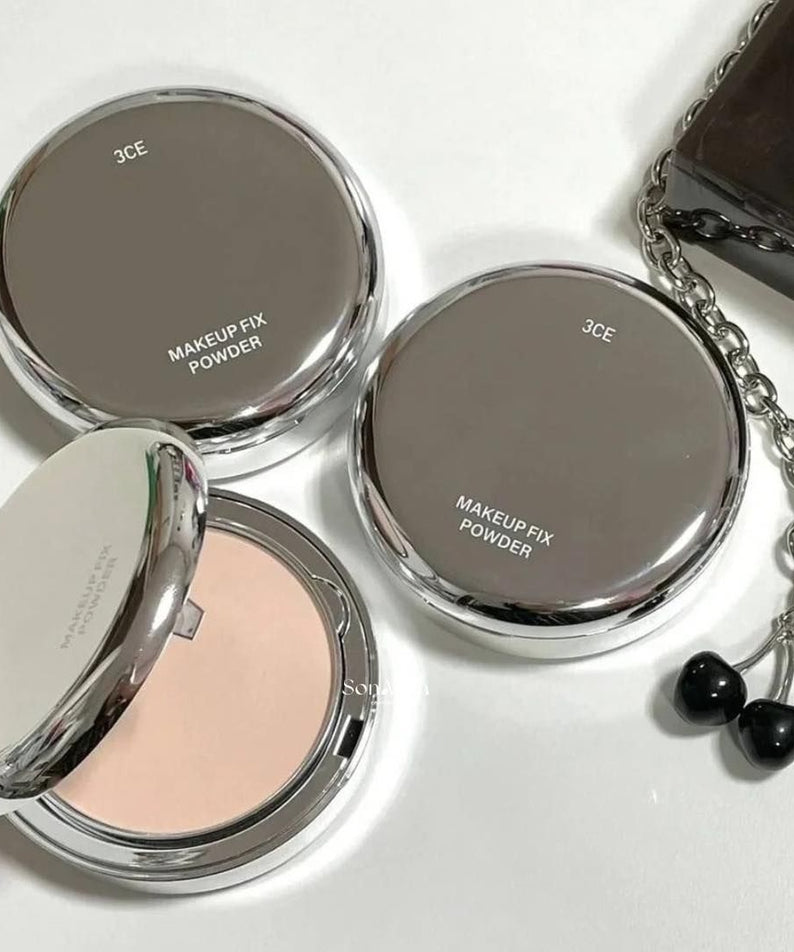 Photo sur fond clair du produit 3CE  Makeup Fix Powder 9g, poudre fixante 3CE en boîtiers ronds, vue rapprochée.