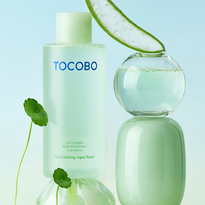 TOCOBO Cica Calming Aqua Toner, bouteille verte avec aloe et feuille, fond bleu clair, soin apaisant