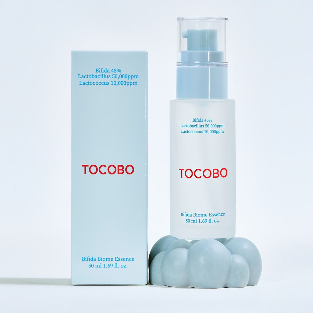 TOCOBO Bifida Biome Eessence : flacon et coffret sur fond clair, bulles bleutées, produit skincare en studio.