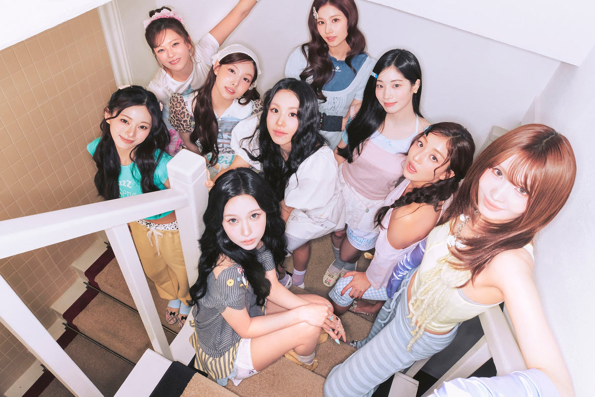 TWICE : Nayeon, Jeongyeon, Momo, Sana, Jihyo, Mina, Dahyun, Chaeyoung et Tzuyu