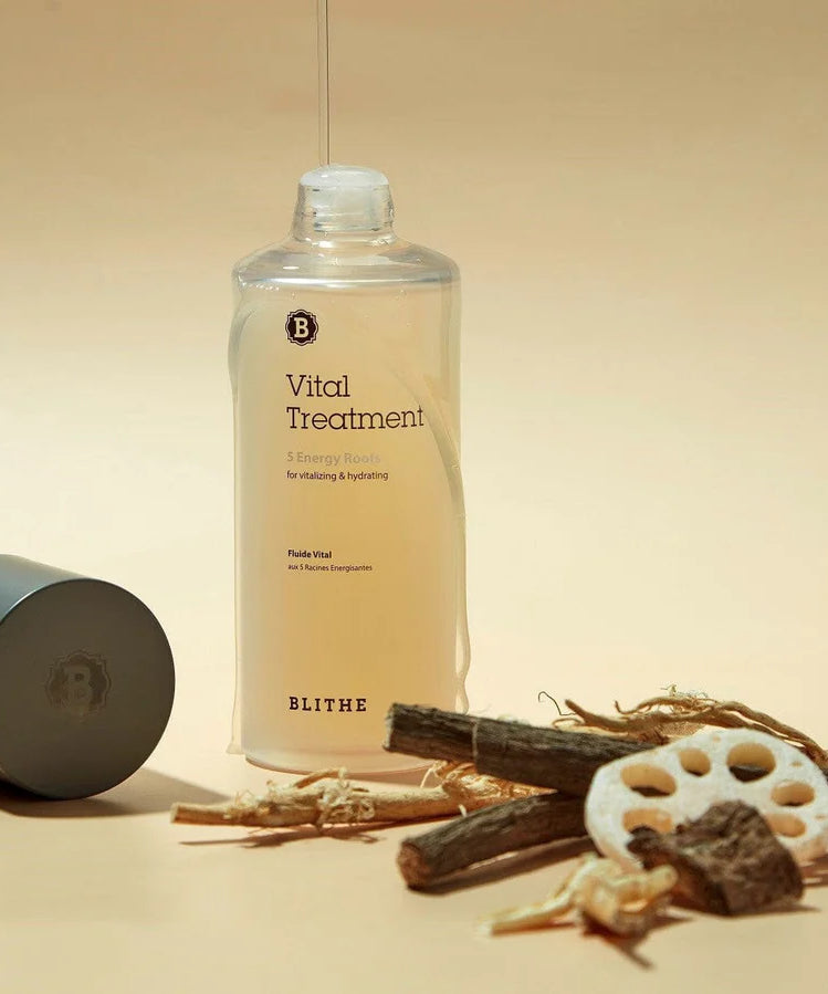 BLITHE Vital Treatment 5 Energy Roots 54ml/150ml : essence hydratante en flacon beige, racines et ingrédients sur fond clair