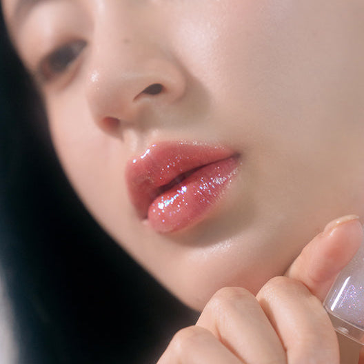 ROMAND Glasting Water Gloss : gros plan lèvres brillantes, applicateur transparent, maquillage glamour, marque ROMAND.